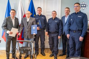 Zdjęcie przedstawia wyróżnionych policjantów z Prezydentem miasta Chorzowa.