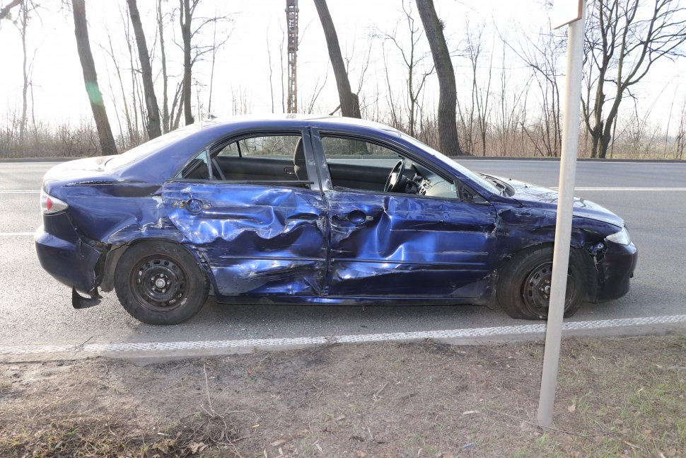 Uszkodzony niebieski samochód marki mazda, który uczestniczył w wypadku drogowym na drodze krajowej 88