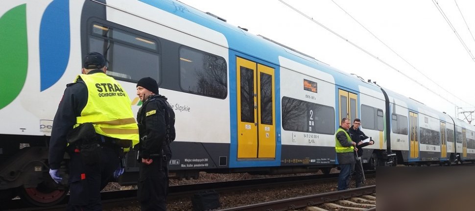 Policjanci na szlaku kolejowym podczas czynności przy śmiertelnym potrąceniu mężczyzny przez pociąg