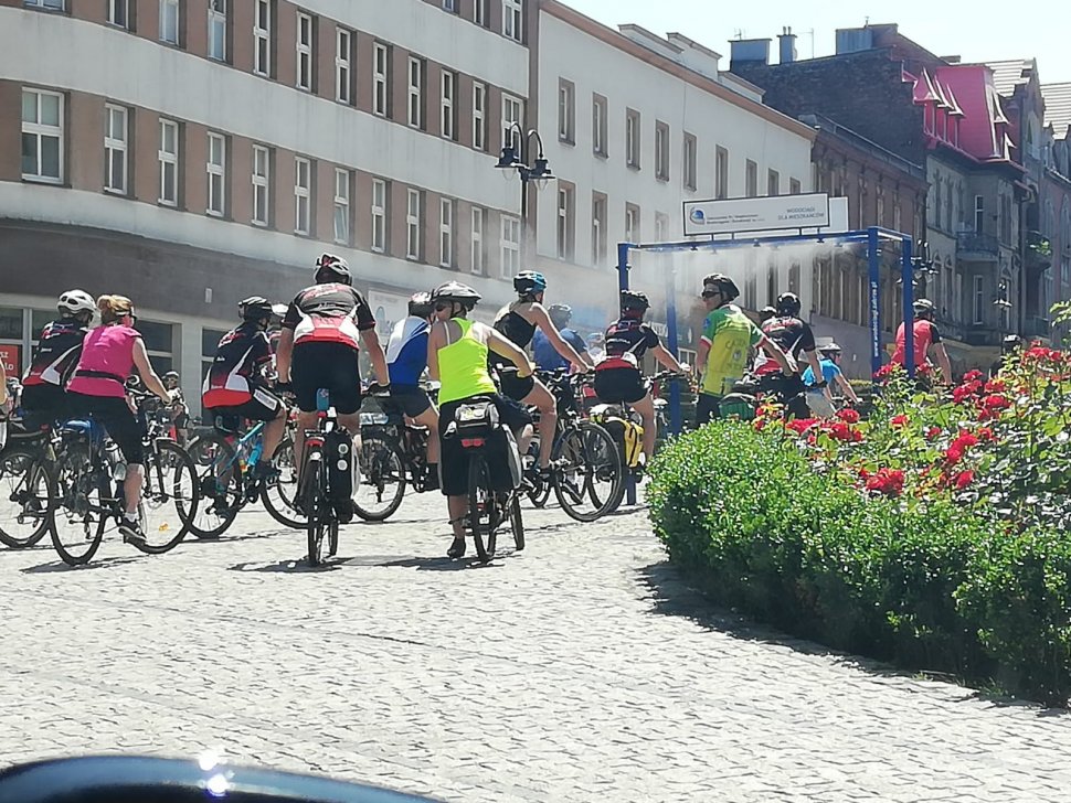 Zdjęcie kolorowe: przejazd zorganizowanej grupy rowerzystów ulicami Zabrza