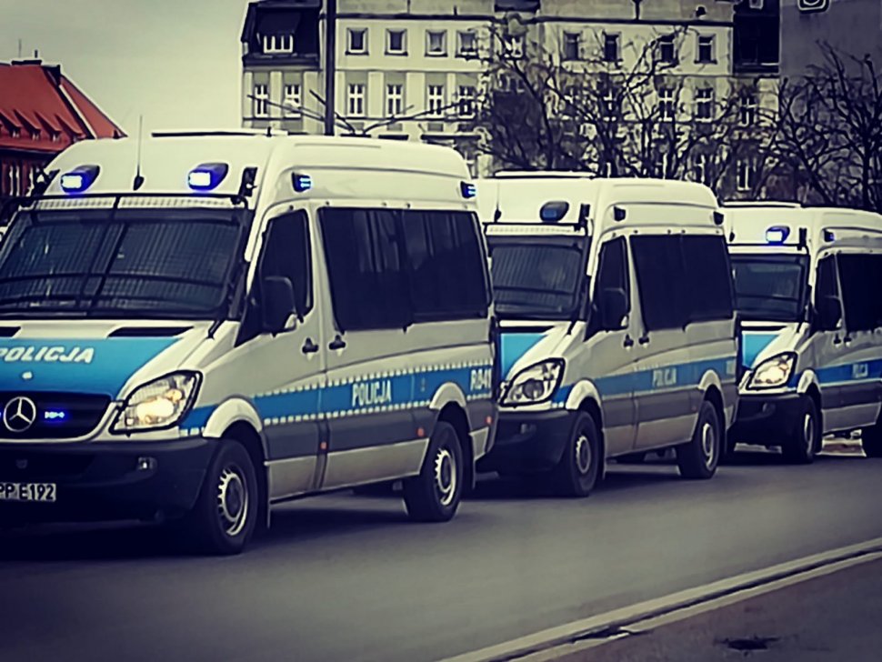 zdjeciek kolorowe:policyjne radiowozy podczas zabezpieczenia meczu