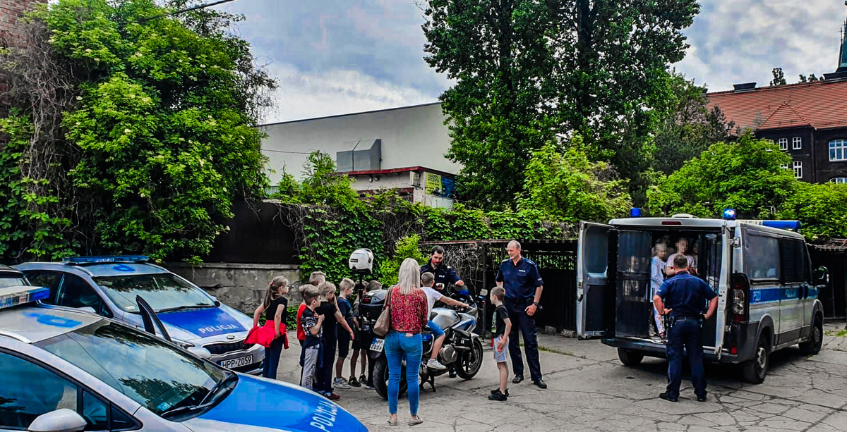 Policjanci podczas spotkania z uczniami na parkingu komisariatu 