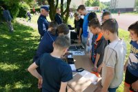 Policjanci zabrzańskiej komedny i młodzież podczas festynu PaT