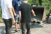Policjanci zabrzańskiej komendy na miejscu odnalezienia urządzenia