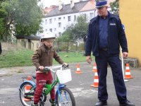 Policjanci zabrzańskiej drogówki podczas zajęć profilaktycznych w Przedszkolu na 11 w Zabrzu