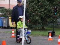 Policjanci zabrzańskiej drogówki podczas zajęć profilaktycznych w Przedszkolu na 11 w Zabrzu