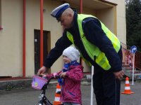 Policjanci zabrzańskiej drogówki podczas zajęć profilaktycznych w Przedszkolu na 11 w Zabrzu