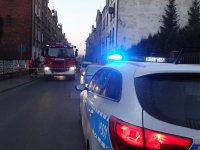 Zabrzańscy policjanci zebezpieczają miejsce pożaru przy ul. Gogola w Zabrzu