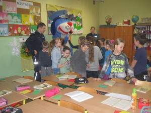 Sznupek z wizytą w szkole podstawowej