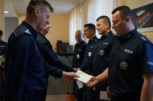 Naczelnicy zabrzańskiej komendy i komendanci II komisariatu podczas uroczystego wręczania nagród