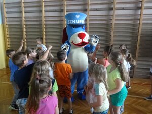 Policjanci zabrzańskiej komendy podczas spotkania z uczniami szkoły podstawowej