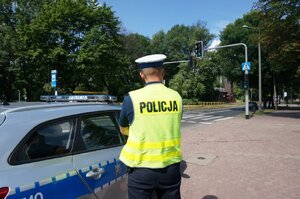 Policjant zabrzańskiej drogówki podczas działań "Kontrola drogowa - pieszy"