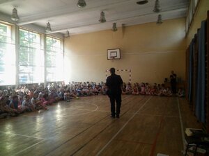 Policjant zabrzańskiej komendy podczas spotkania z uczniami szkoły przy ul. Pokoju