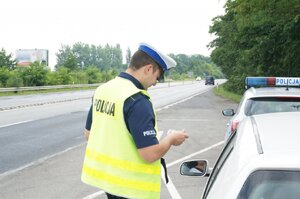 Policjant zabrzańskiej drogówki podczas kontroli drogowej