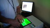 Badanie daktyloskopijne osoby zatrzymanej wykonywane przez policjanta zabrzańskiej komendy.