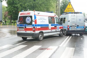 Radiowóz zabrzańskiej drogówki i karetka pogotowia