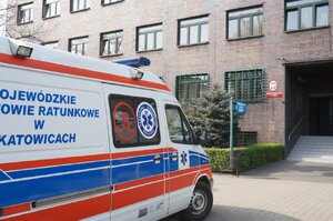 Karetka pogotowia przed budynkiem KMP w Zabrzu