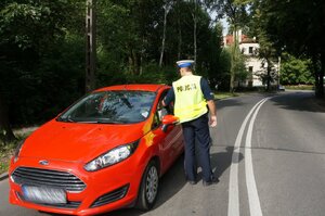 Policjanci zabrzańskiej drogówki podczas kontroli drogowej
