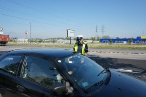 Policjanci zabrzańskiej drogówki przeprowadzający kontrole drogowe w ramach działań "Bezpieczny Weekend"