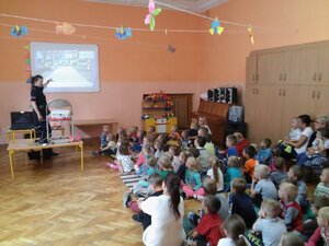 Policjanci zabrzańskiej komendy podczas spotkania z przedszkolakami w ramach działań "Bezpieczna Droga do Szkoły"