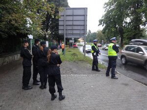 Uczniowie klasy policyjnej z mundurowymi z zabrzańskiej drogówki podczas działań "Bezpieczna Droga do Szkoły"