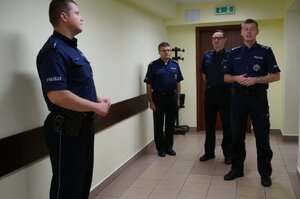 Mł.asp. Adam Górecki, dzielnicowy II komisariatu, otrzymał z rąk szefa zabrzańskiego garnizonu nagrodę pieniężną za udzielenie pomocy przedmedycznej 35-letniemu mężczyźnie