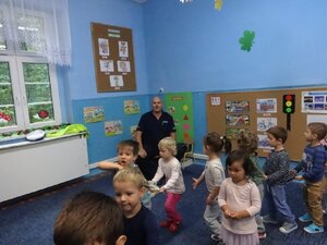 Policjant zabrzańskiej drogówki podczas spotkania z dziećmi z Przedszkola nr 19 w Zabrzu przy uli. Konopnickiej