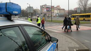 Policjanci zabrzańskiej drogówki podczas działań "Kontrola drogowa - pieszy"