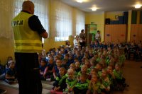 Spotkanie zabrzańskich policjantów z dziećmi z Przedszkola nr 41 i 49 w Zabrzu w ramach działań na rzecz poprawy bezpieczeństwa pieszych.