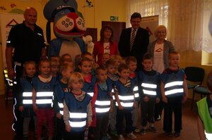 Spotkanie zabrzańskich policjantów z dziećmi z Przedszkola nr 41 i 49 w Zabrzu w ramach działań na rzecz poprawy bezpieczeństwa pieszych.