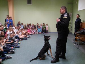 Prelekcja o bezpieczeństwie i pokaz tresury policyjnych psów