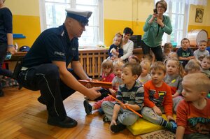 Policjanci zabrzańskiej drogówki podczas spotkania z dziećmi w Przedszkolu nr 20 w Zabrzu