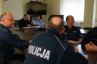 Funkcjonariusze straży pożarnej prowadzący szkolenie dla zabrzańskich policjantów