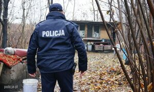 Policjant sprawdzający miejsca grupowania się osób bezdomnych