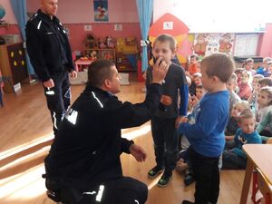 Dzielnicowi z Rokitnicy podczas spotkania z przedszkolakami "Chatki Niedźwiadka"