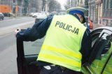 Policjanci ruchu drogowego podczas kontroli drogowej