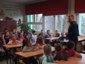 Policjant zabrzańskiej komendy podczas prelekcji przeprowadzonej w SP 16 w Zabrzu
