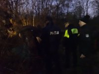 Policjanci podczas sprawdzania miejsc na terenie Zabrza, w których przebywają bezdomni