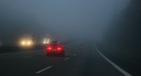 Światła przeciwmgłowe na pewno poprawiają bezpieczeństwo w ruchu podczas złych warunków drogowych. Czasem jednak kierowcy mylą je ze światłami stop. Foto: ©iStockphoto.com/AndreasWeber