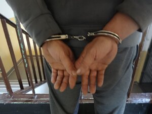 Zatrzymany w kajdankach