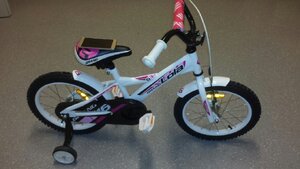 Odzyskany przez policjantów z II komisariatu telefon i dziecięcy rower