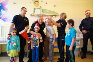 Zabrzańscy policjanci na oddziale ogólnopediatrycznym Szpitala Klinicznego nr 1 w Zabrzu podczas mikołajkowego spotkania