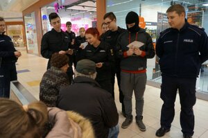 Akcja "Nie daj się okraść" prowadzona przez uczniów klasy policyjnej i policjantów z zabrzańskiej komendy
