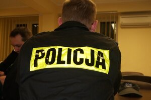 Policjant zabrzańskiej komendy podczas odprawy służbowej