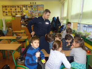 Policjant zabrzańskiej komendy podczas warsztatów z uczniami klas III szkoły podstawowej