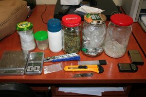 Zabezpieczone przez zabrzańskich kryminalnych słoiki z narkotykami