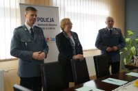 Prezydent Zabrza Małgorzata Mańka Szulik, Komendant Szkoły Policji w Katowicach inspektor Rafał Kochańczyk oraz Komendant Miejski Policji w Zabrzu inspektor Dariusz Wesołowski podpisują trójstronne porozumienia w sprawie dodatkowych służb ze słuchaczami Szkoły Policji w Katowicach