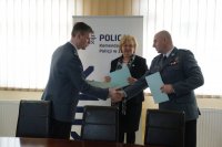 Prezydent Zabrza Małgorzata Mańka Szulik, Komendant Szkoły Policji w Katowicach inspektor Rafał Kochańczyk oraz Komendant Miejski Policji w Zabrzu inspektor Dariusz Wesołowski podpisują trójstronne porozumienia w sprawie dodatkowych służb ze słuchaczami Szkoły Policji w Katowicach