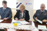 Prezydent Zabrza Małgorzata Mańka Szulik, Komendant Szkoły Policji w Katowicach inspektor Rafał Kochańczyk oraz Komendant Miejski Policji w Zabrzu inspektor Dariusz Wesołowski podpisują trójstronne porozumienia w sprawie dodatkowych służb ze słuchaczami Szkoły Policji w Katowicach