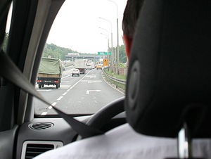 Kierujący z zapiętymi pasami bezpieczeństwa